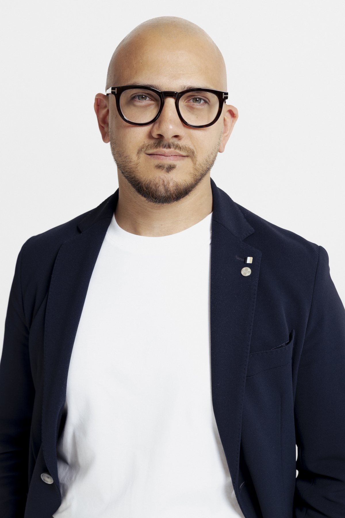 Porträt von Marco Ancora mit Brille, Sakko und weissem T-Shirt